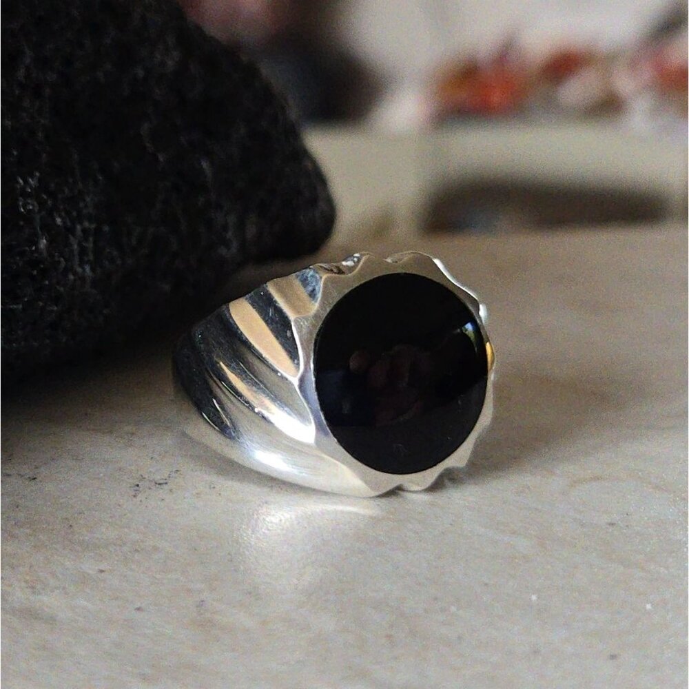Men's Handcrafted Polished Natural Onyx Sterling Silver Ring - Picture 7 of 16